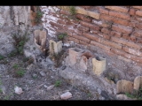 00917 ostia - regio ii - insula iv - terme di nettuno (ii,iv,2) - raum 8 - tepidarium - suedostecke - re der ecke - tubuli - detail - 06-2022.jpg